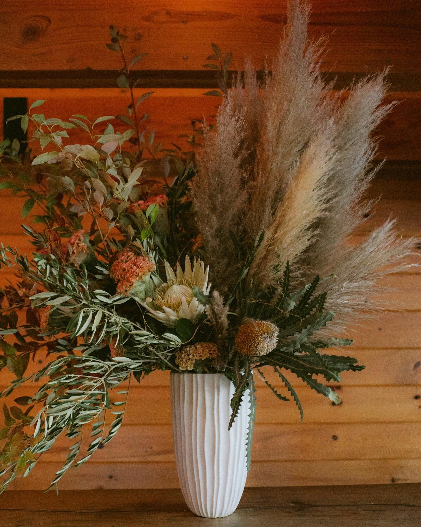 I always love to go big and wild with fall&hellip; This one was from a few years back for the loveliest couple @lexlouelin and @suzannehillinger with the loveliest planner @melissamcneeley #fallwedding #falltexture #flowers #floraldesign #weddingflow